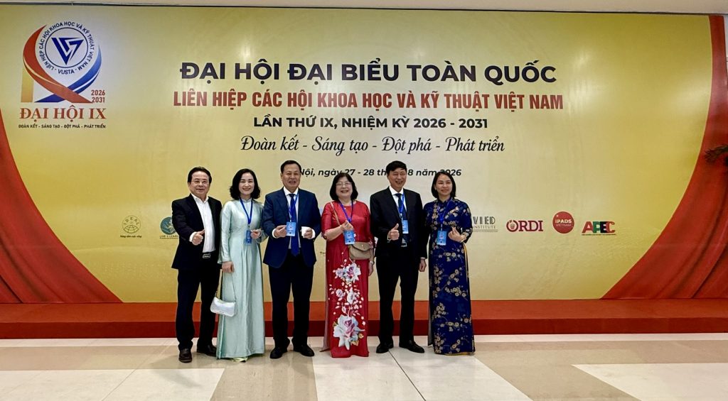 Giám đốc Trung tâm OMT chụp ảnh lưu niệm cùng đại biểu tại Đại hội IX Liên hiệp các Hội Khoa học và Kỹ thuật Việt Nam
