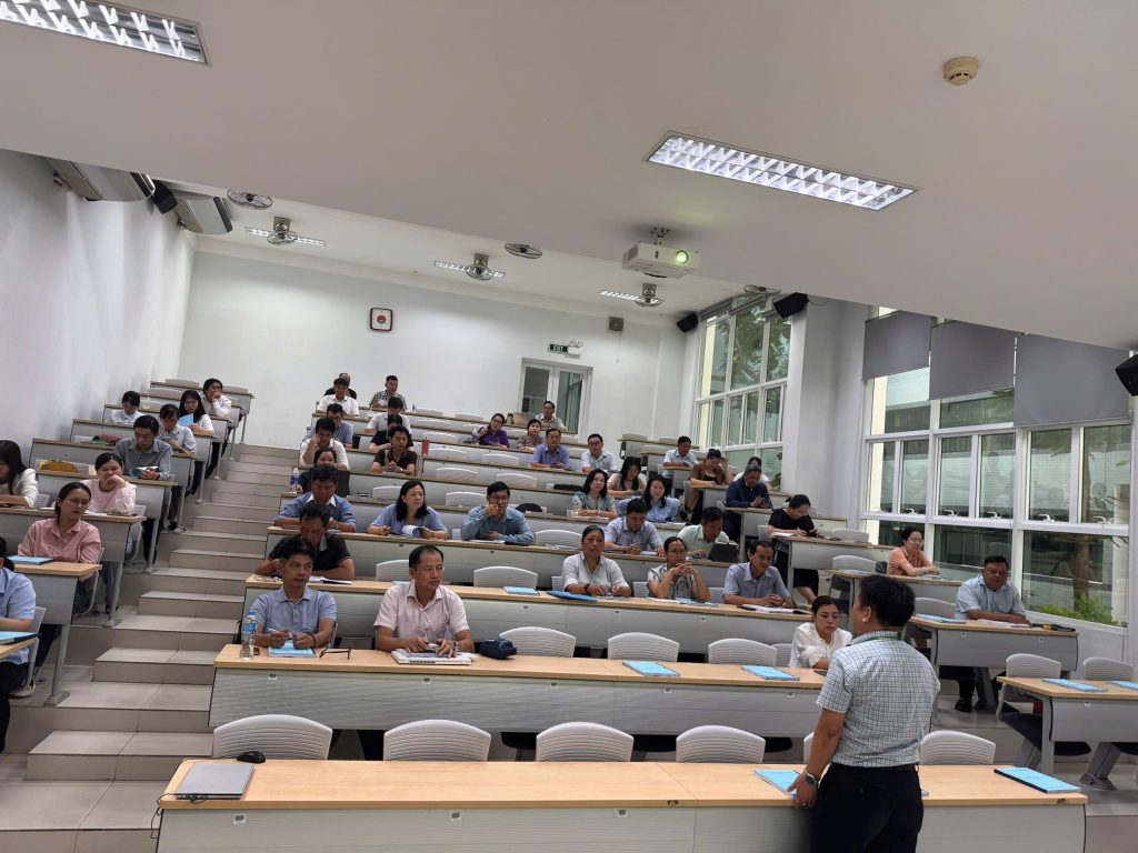 Học viên theo dõi bài giảng tại lớp học